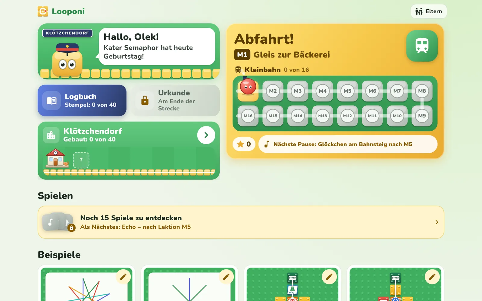 Bahnsteig Klötzchendorf: Byte begrüßt Olek, daneben der Knopf „Alles einsteigen!“ und die Strecke der Kleinbahn